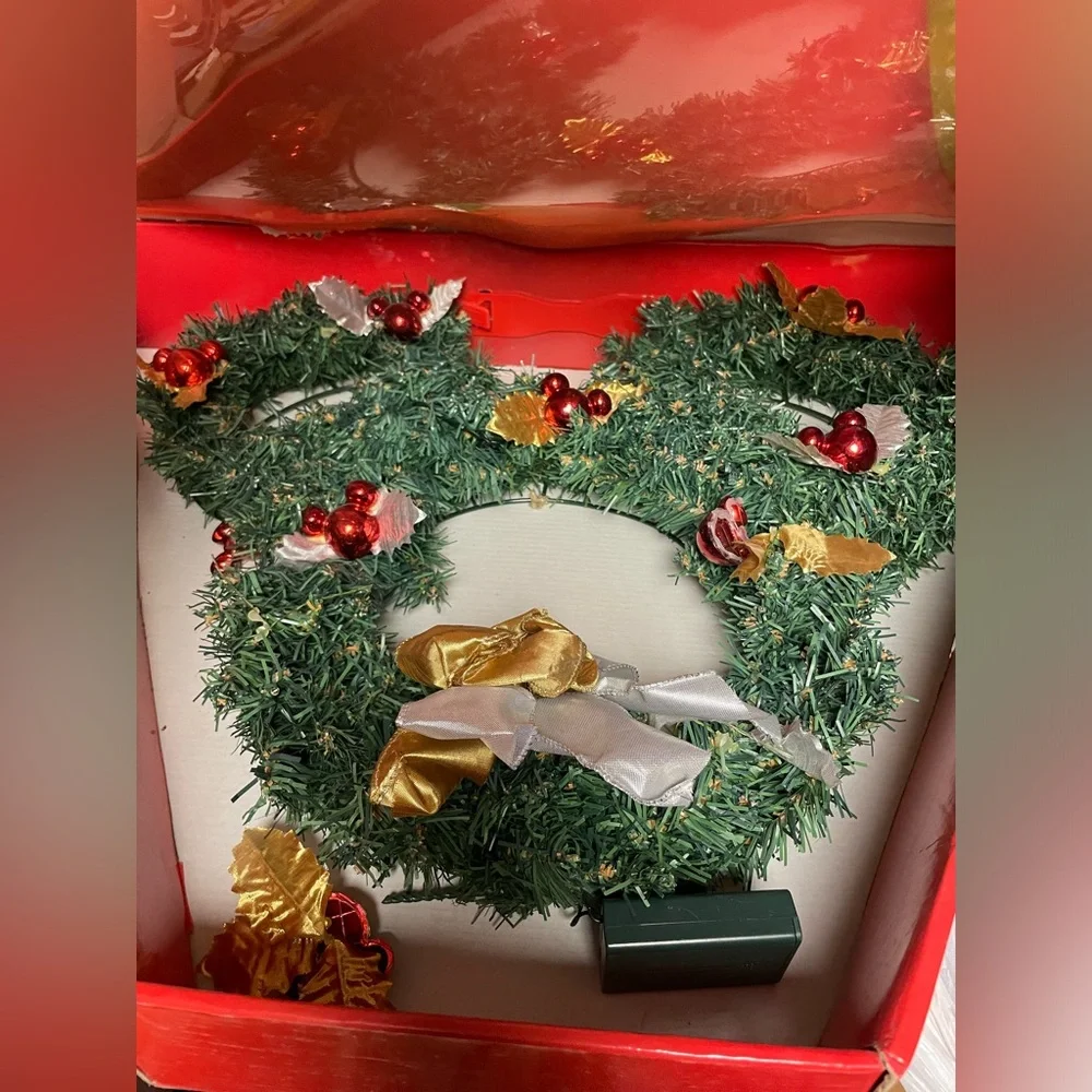 2008 Disney Store Exclusive Mickey Mouse Christmas Light Up Wreath With Ornament